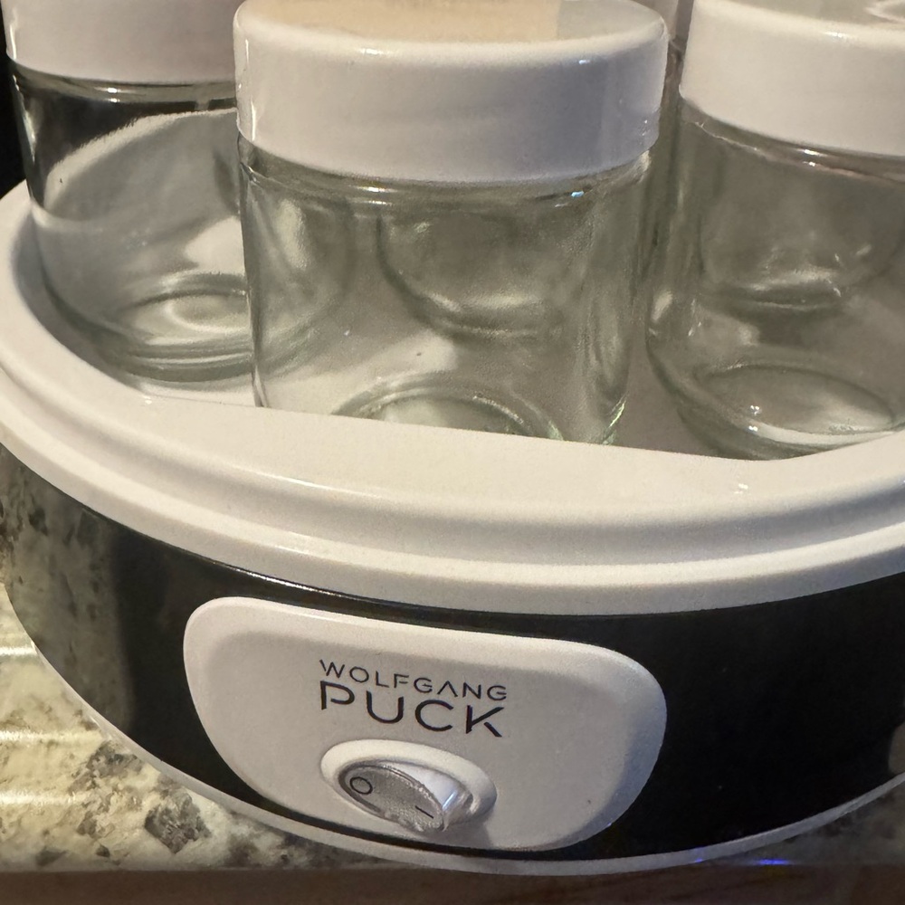 Wolfgang Puck White Glass Jar Yogurt Maker